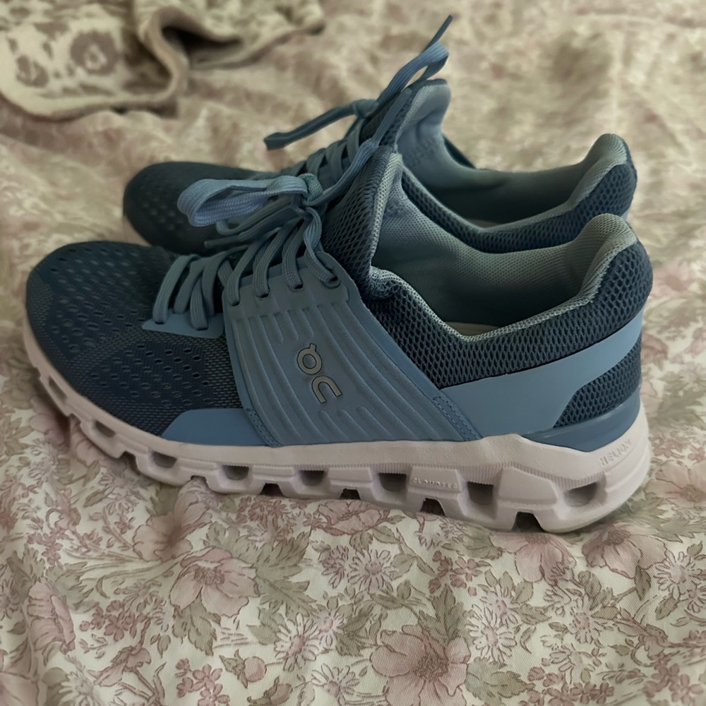 Oncloud sneakers blue size 6